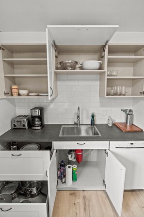 Kjøleskap, mikrobølgeovn, ovn og kokeplater