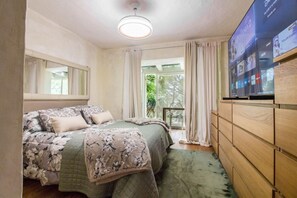 3 habitaciones, escritorio y tabla de planchar con plancha 