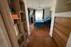 3 habitaciones, escritorio y tabla de planchar con plancha