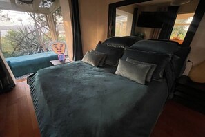 3 chambres, bureau, fer et planche à repasser, lit de bébé portatif