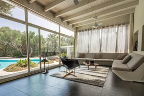 Unclassified image, 2 of 73, button