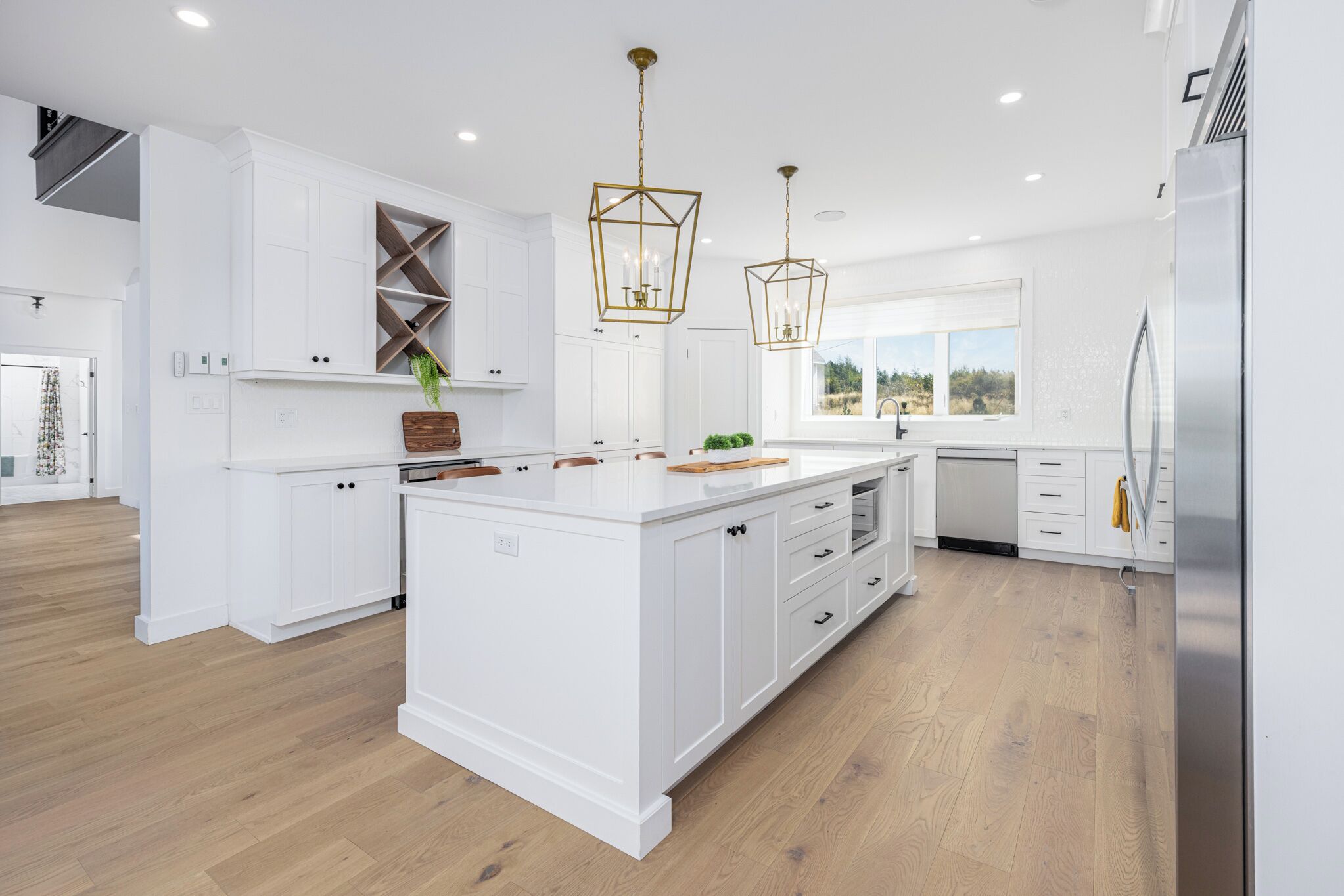 Microondas, horno, placa de cocina y lavavajillas