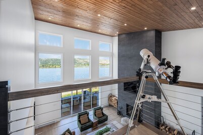 Lakehouse Retreat 5-bedroom, hot tub & gym, private lake access and dock