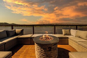 Property grounds - Lakehouse Retreat 5-bedroom, hot tub & gym, private lake access and dock (Cupids)