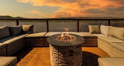 Lakehouse Retreat 5-bedroom, hot tub & gym, private lake access and dock