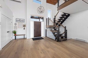 Interior - Lakehouse Retreat 5-bedroom, hot tub & gym, private lake access and dock (Cupids)