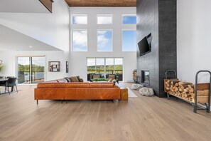 TV, fireplace - Lakehouse Retreat 5-bedroom, hot tub & gym, private lake access and dock (Cupids)