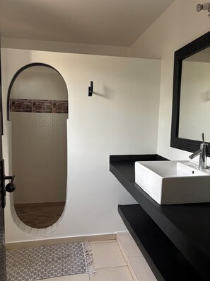 تجهيزات دش، مناشف، صابون، ورق حمّام