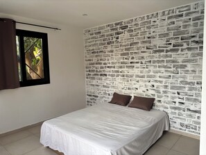 3 habitaciones, tabla de planchar con plancha, wifi y ropa de cama 