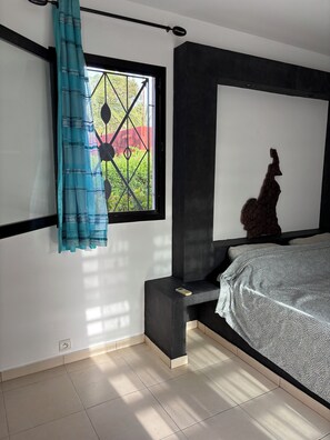 3 عدّة غرف نوم ومكواة/لوح كي وواي فاي وملاءات أسرّة