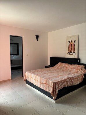3 chambres, fer et planche à repasser, Wi-Fi, draps fournis