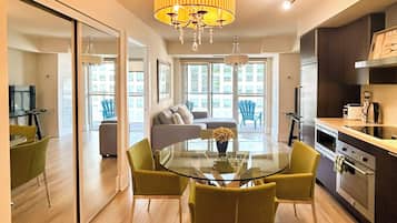 Traditional Suite, City View | In-room dining