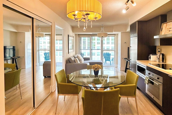 Traditional Suite, City View | In-room dining