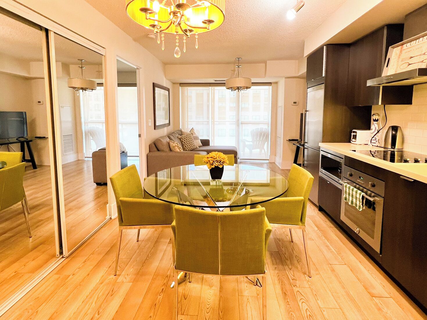 Traditional Suite, City View | Living area