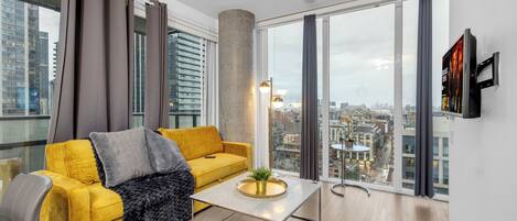 Elite Süit, Şehir Manzaralı | Oturma alanı | Dijital TV kanalları bulunan 65 inç televizyon