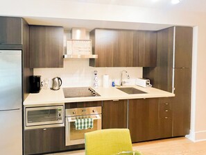 Suíte tradicional, vista para a cidade | Cozinha privada | Geladeira grande, micro-ondas, fogão, cooktop