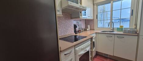 Fridge, microwave, oven, coffee/tea maker