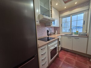 Kjøleskap, mikrobølgeovn, ovn og kaffetrakter/tekoker