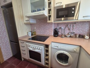 Fridge, microwave, oven, coffee/tea maker