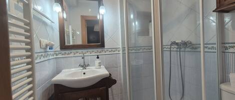 Een douche, een haardroger, handdoeken