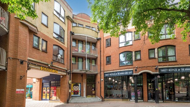 A multi-story building with a ground-level entrance, a balcony on the second floor, and a storefront with a sign for 'Thirsty Meeples The Board Game Café'. - Central Oxford Oasis - Close to Colleges Shops (Oxford)