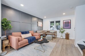 Smart-TV, Bücher, Stereoanlage