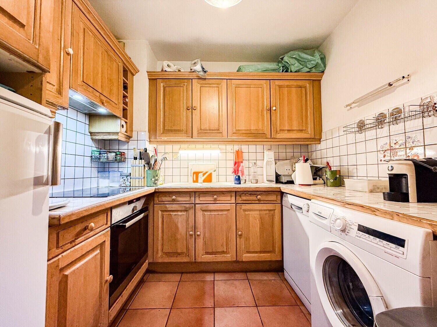 Réfrigérateur, micro-ondes, lave-vaisselle, cafetière/bouilloire