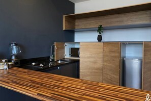 Kühlschrank, Mikrowelle, Herdplatte, Wasserkocher mit Kaffee-/Teezubehör