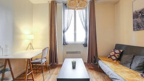 A compact room with a bed, a desk, and a chair. - Charming with balcony in the heart of the 7th (Lyon)