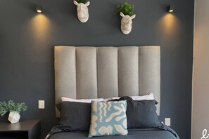 1 slaapkamer, een bureau, een strijkplank/strijkijzer, wifi