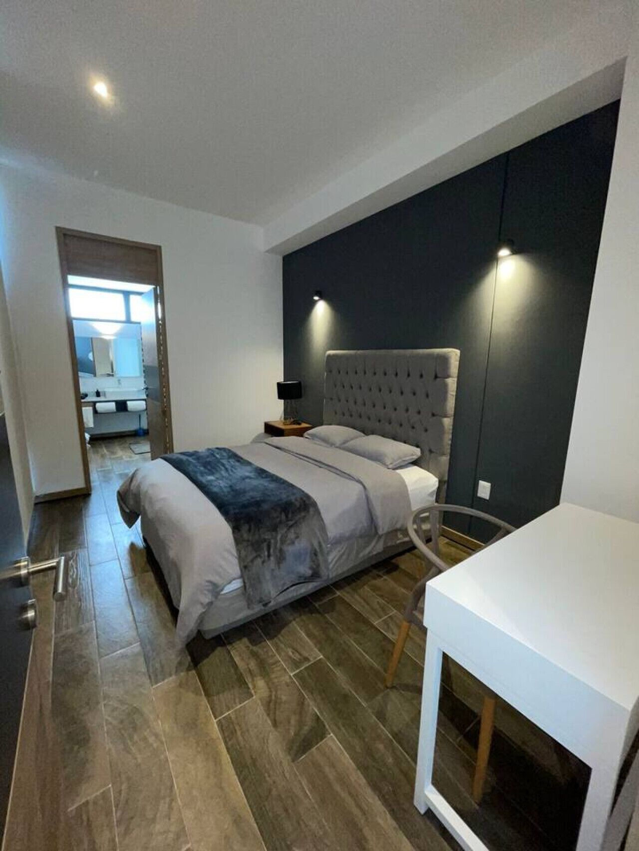 1 slaapkamer, een bureau, een strijkplank/strijkijzer, wifi