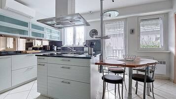 Réfrigérateur, micro-ondes, four, lave-vaisselle