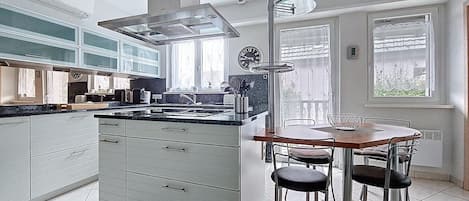 雪櫃、微波爐、焗爐、洗碗機