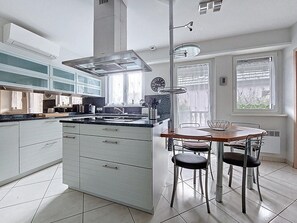 Een koelkast, een microgolfoven, een oven, een vaatwasser