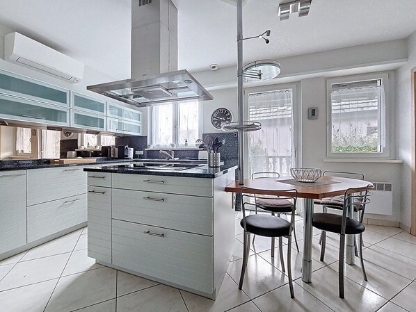 Réfrigérateur, micro-ondes, four, lave-vaisselle