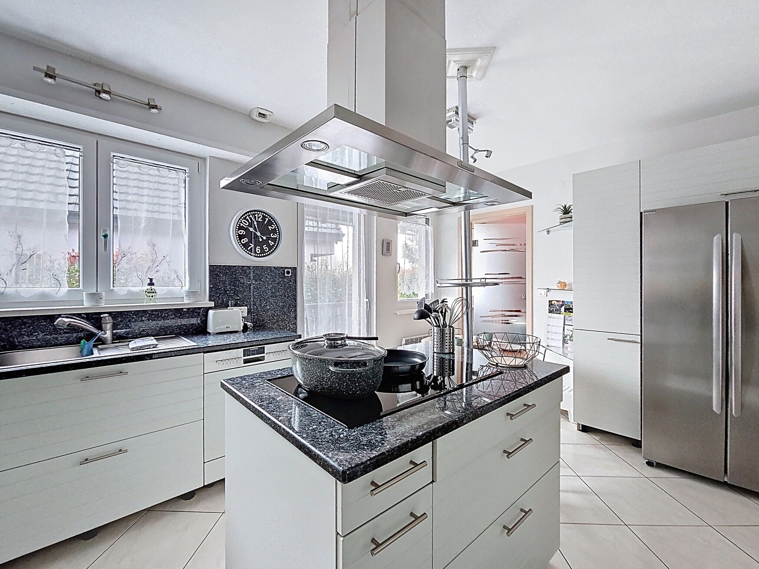 Een koelkast, een microgolfoven, een oven, een vaatwasser