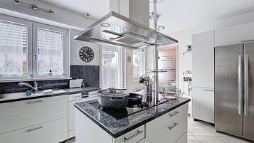 Een koelkast, een microgolfoven, een oven, een vaatwasser