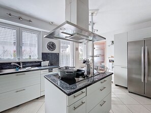 Een koelkast, een microgolfoven, een oven, een vaatwasser