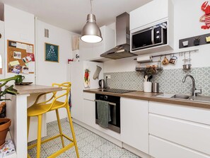 Kühlschrank, Mikrowelle, Ofen, Geschirrspüler