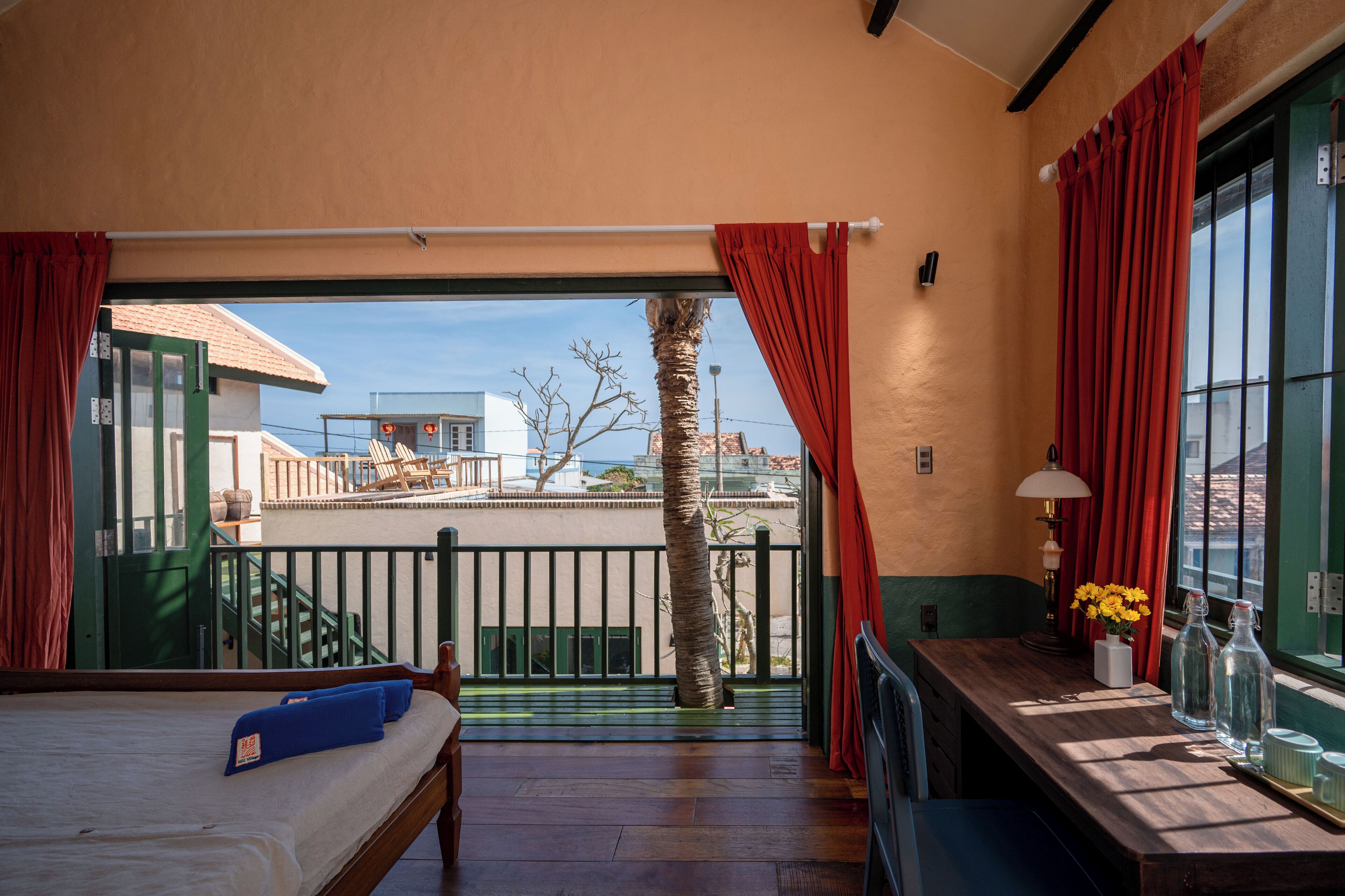 ميني بار وبديكورات فريدة لكل غرفة وواي فاي مجانًا وملاءات أسرّة