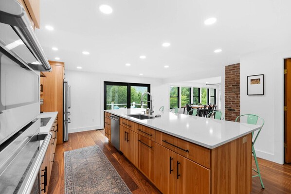 雪櫃、微波爐、焗爐、爐具