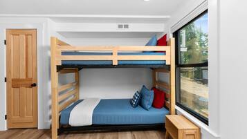 4 Schlafzimmer, Schreibtisch, Bügeleisen/Bügelbrett, Reisekinderbett