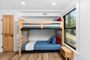 4 間睡房、書桌、熨斗/熨衫板、可攜式嬰兒床