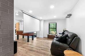 電視、壁爐、足球機、音響