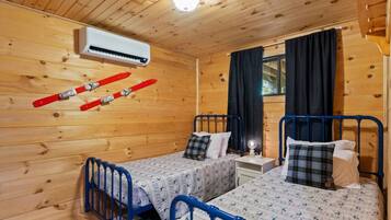 3 slaapkamers, een bureau, een strijkplank/strijkijzer, reisbedje