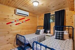 3 slaapkamers, een bureau, een strijkplank/strijkijzer, reisbedje