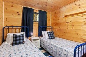 3 間睡房、書桌、熨斗/熨衫板、可攜式嬰兒床