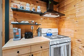 雪櫃、微波爐、焗爐、爐具