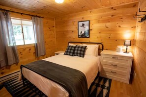 3 slaapkamers, een bureau, een strijkplank/strijkijzer, reisbedje