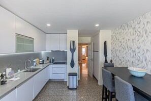 Kühlschrank, Mikrowelle, Ofen, Geschirrspüler